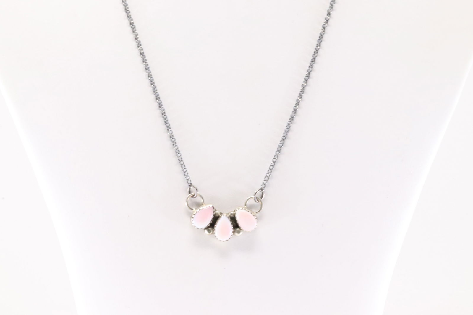 Native America Navajo Sterling Silver Pink Conch Shell Necklace By Maxine Ramirez.: This is a Native America Navajo Sterling Silver Pink Conch Shell Necklace By Maxine Ramirez. Necklace length: 20.00"