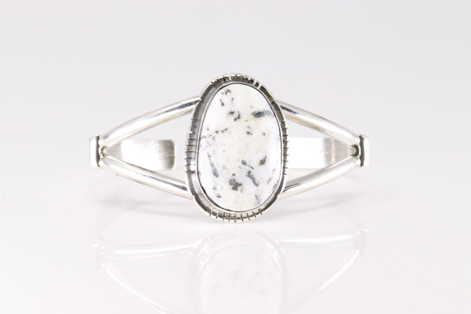 Native America Navajo Sterling Silver White Buffalo Bracelet Cuff By S.E.: This is a Native America Navajo Sterling Silver White Buffalo Bracelet Cuff By S.E.