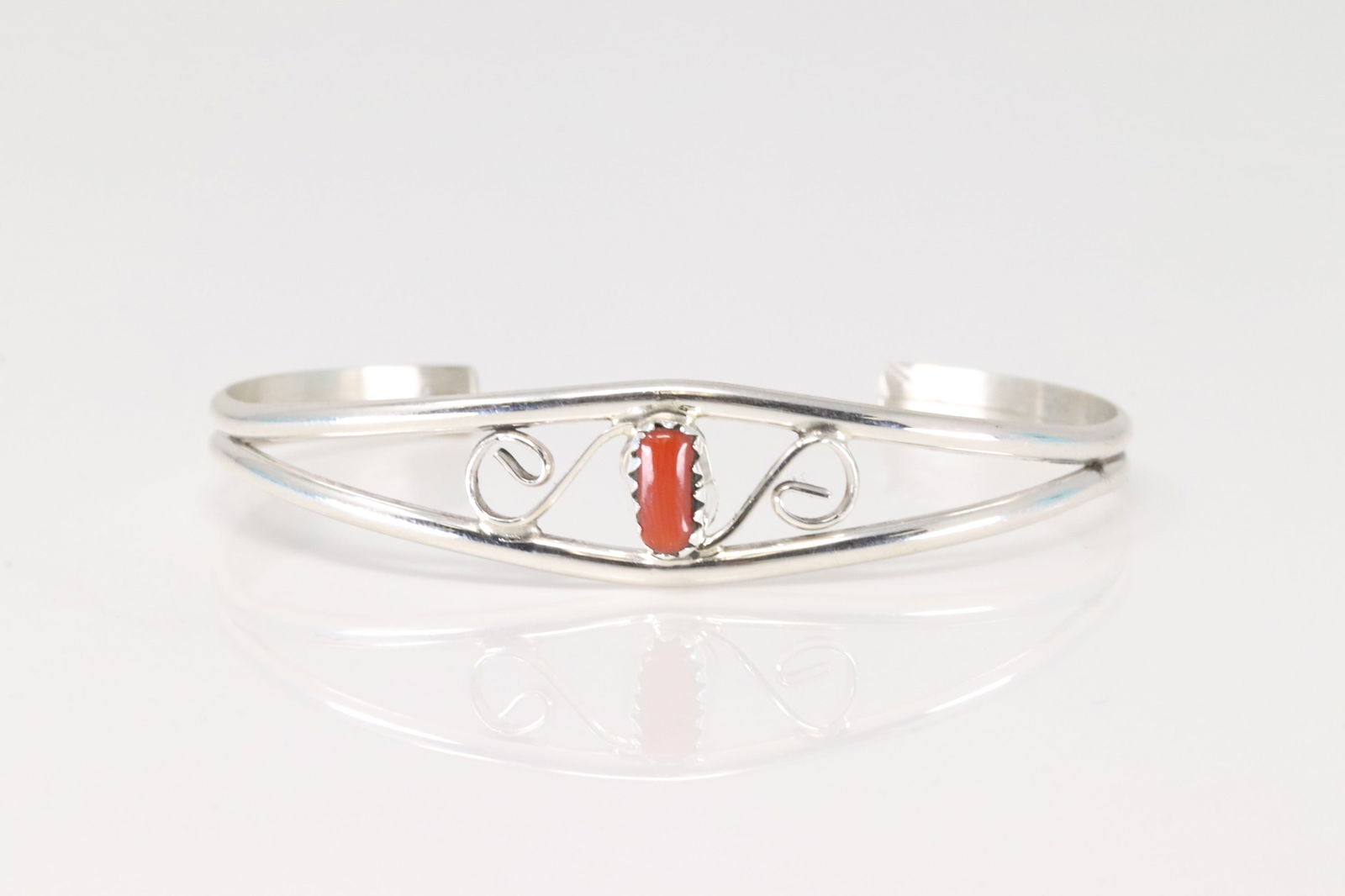 Native America Navajo Sterling Silver Coral Bracelet Cuff.: This is a Native America Navajo Sterling Silver Coral Bracelet Cuff.