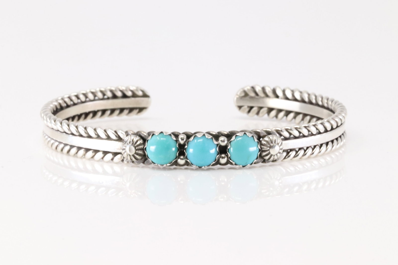Native America Navajo Sterling Silver Kingman Turquoise Bracelet Cuff By R.: This is a Native America Navajo Sterling Silver Kingman Turquoise Bracelet Cuff By R.