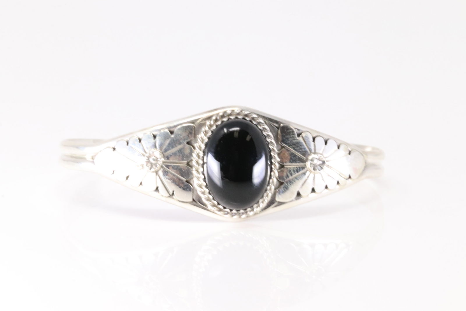 Native America Navajo Sterling Silver Black Onyx Bracelet Cuff By Y.: This is a Native America Navajo Sterling Silver Black Onyx Bracelet Cuff By Y.