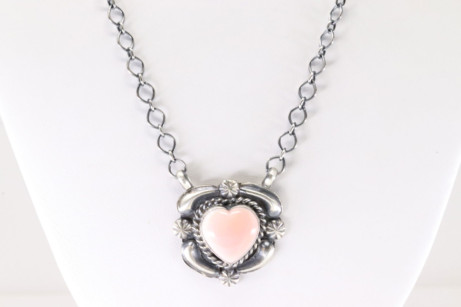 Native America Navajo Sterling Silver Pink Conch Shell Heart Necklace By J.J.J.: This is a Native America Navajo Sterling Silver Pink Conch Shell Heart Necklace By J.J.J. Necklace length: 20.00"