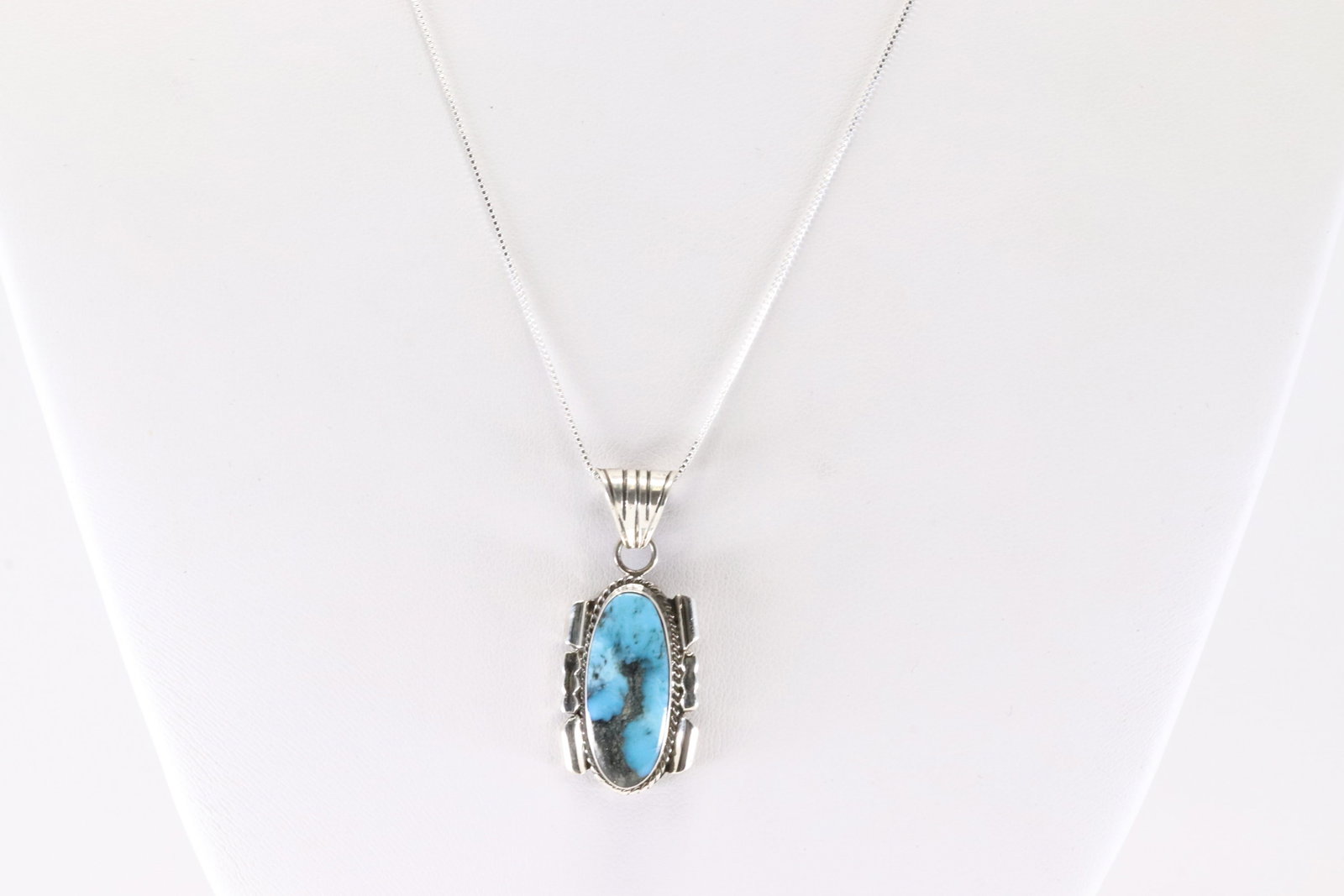 Native America Navajo Sterling Silver Turquoise Necklace By Dorothy Lee.: This is a Native America Navajo Sterling Silver Turquoise Necklace By Dorothy Lee. Necklace Length: 18.00.