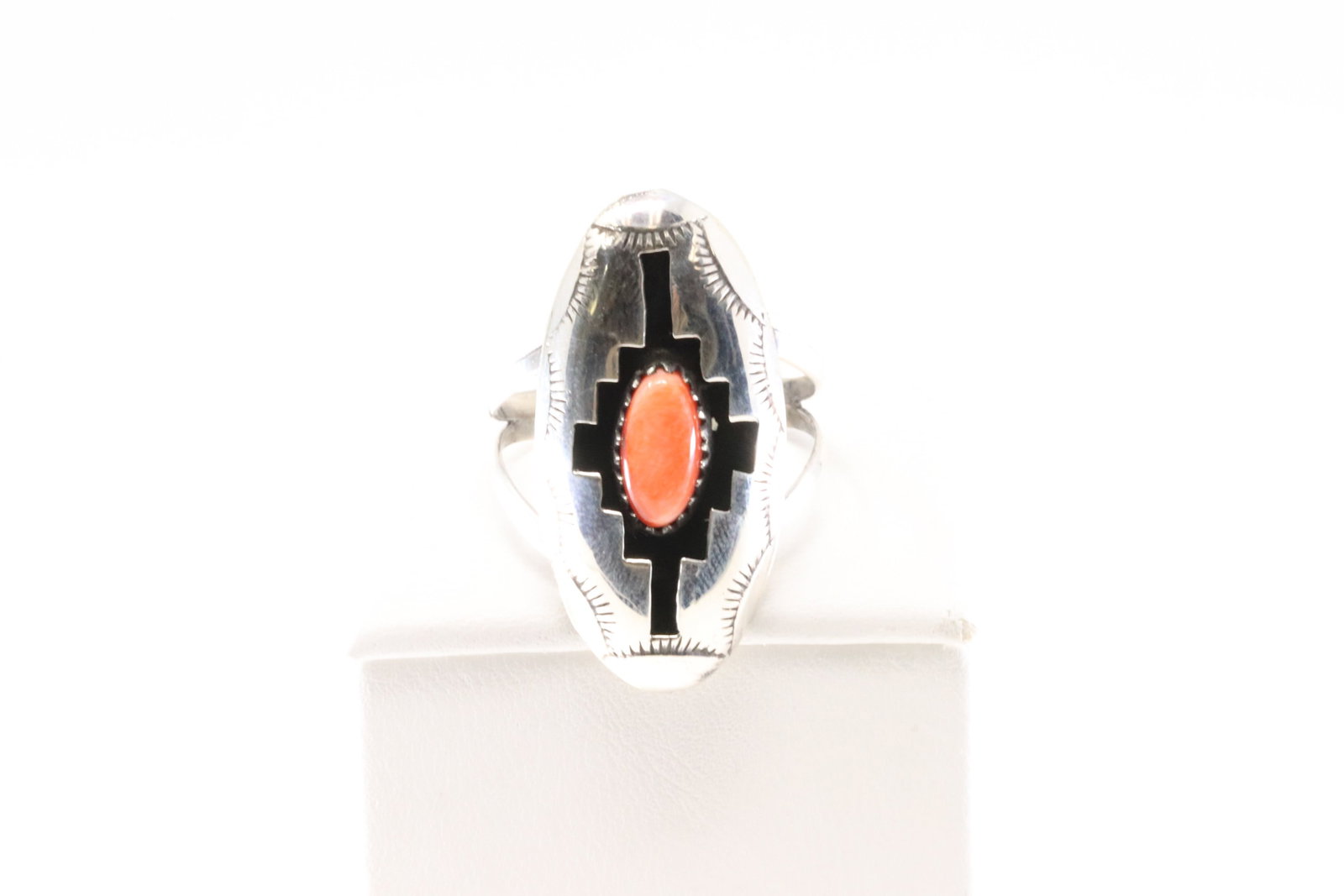 Native America Navajo Sterling Silver Spiny Oyster Ring By Felix Perry.: This is a Native America Navajo Sterling Silver Spiny Oyster Ring By Felix Perry. Ring Size: 9.50.