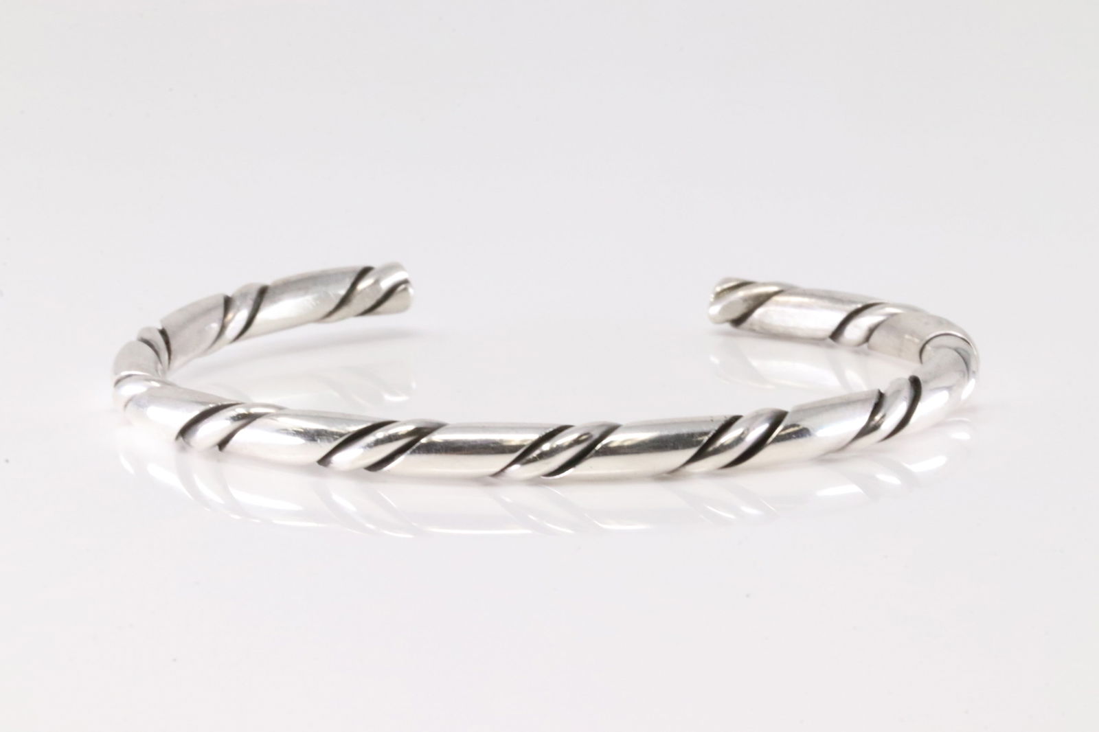 Native America Navajo Sterling Silver Solid Bracelet Cuff By Elaine Tahe.: This is a Native America Navajo Sterling Silver Solid Bracelet Cuff By Elaine Tahe.