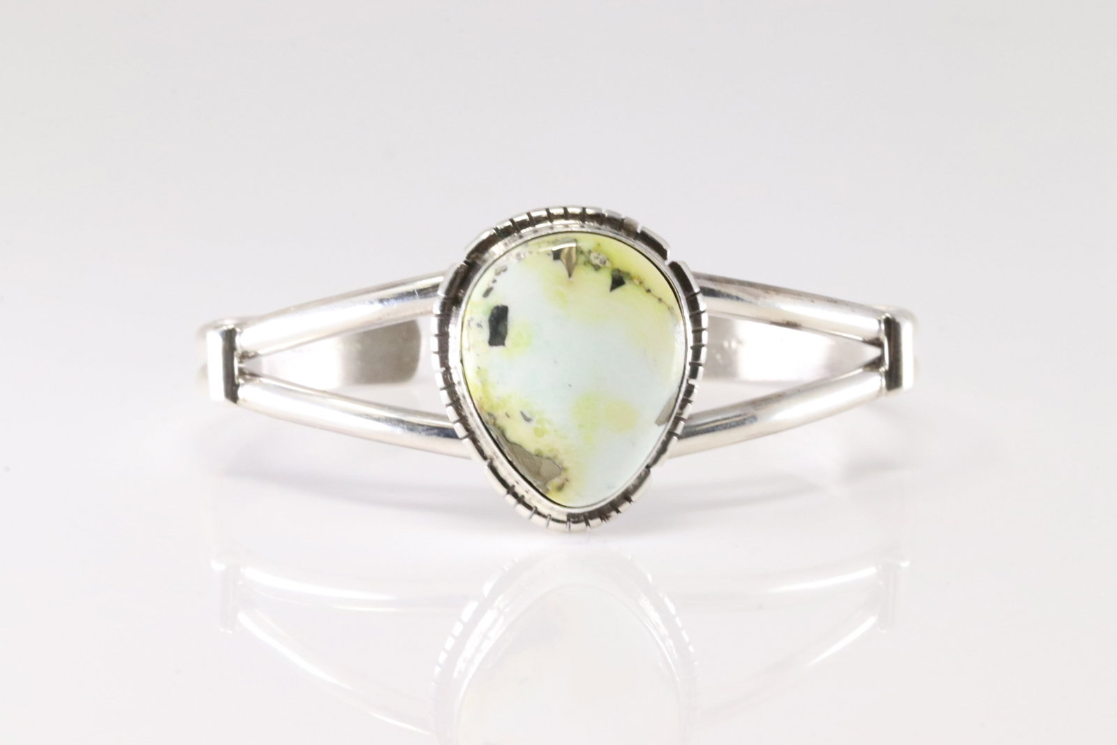 Native America Navajo Sterling Silver Palomino Bracelet Cuff By S.E.: This is a Native America Navajo Sterling Silver Palomino Bracelet Cuff By S.E.