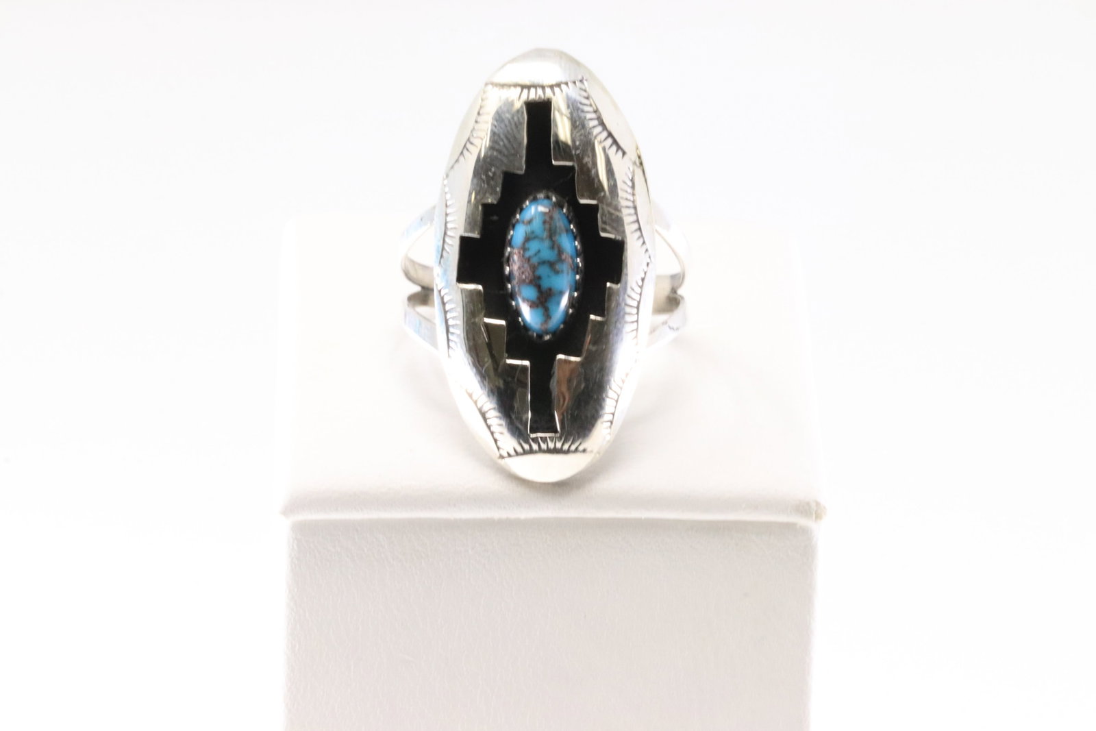 Native America Navajo Sterling Silver Turquoise Ring By Felix Perry.: This is a Native America Navajo Sterling Silver Turquoise Ring By Felix Perry. Ring Size: 9.00.