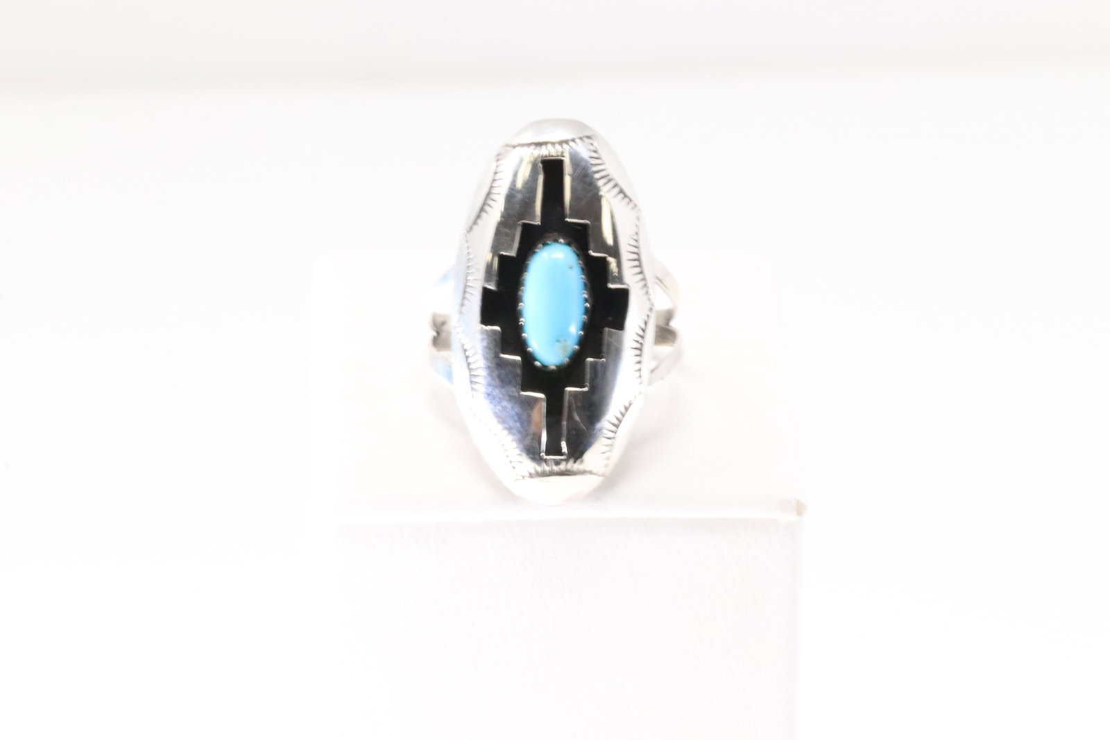 Native America Navajo Sterling Silver Turquoise Ring By Felix Perry.: This is a Native America Navajo Sterling Silver Turquoise Ring By Felix Perry. Ring size: 9.00.