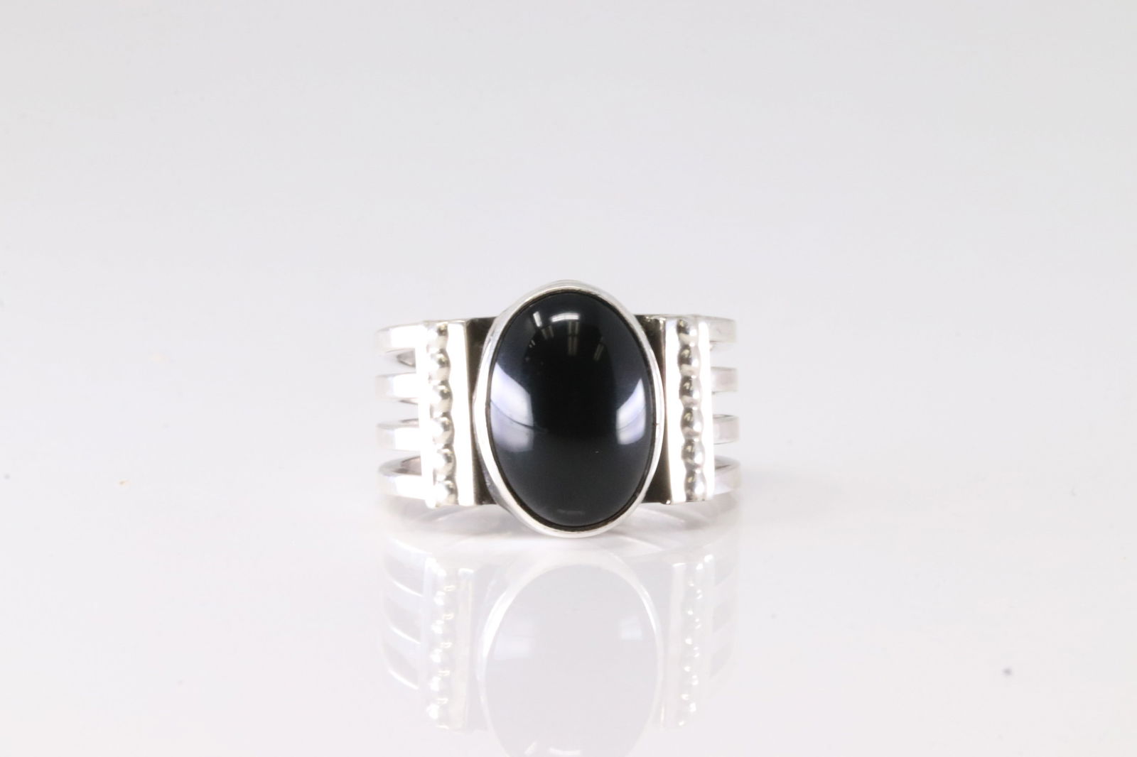 Native America Navajo Sterling Silver Black Onyx Ring By Thomas Yazzie.: This is a Native America Navajo Sterling Silver Black Onyx Ring By Thomas Yazzie. Ring Size: 8.00.