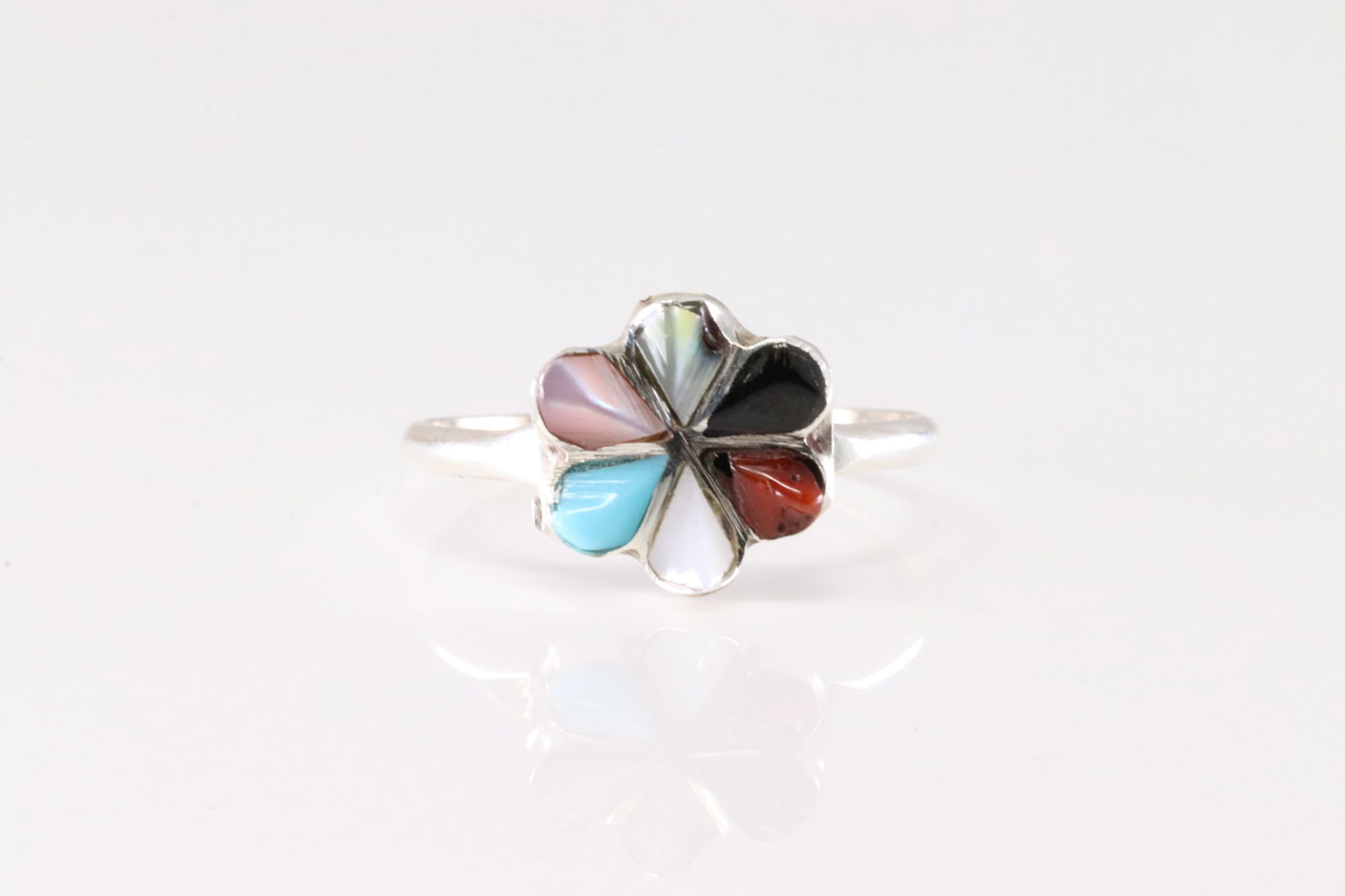 Native America Navajo Sterling Silver Multicolor Stone Ring.: This is a Native America Navajo Sterling Silver Multicolor Stone Ring. Ring Size: 7.00.