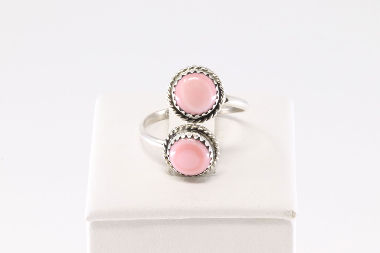 Native America Navajo Sterling Silver Pink Conch Ring By Esther White. (Stamp Inside) (1 of 4)
