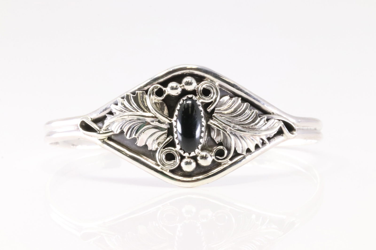 Native America Navajo Sterling Silver Black Onyx Bracalet Cuff By Harry B. Yazzie.: This is a Native America Navajo Sterling Silver Black Onyx Bracalet Cuff By Harry B. Yazzie. Stamp HBY.