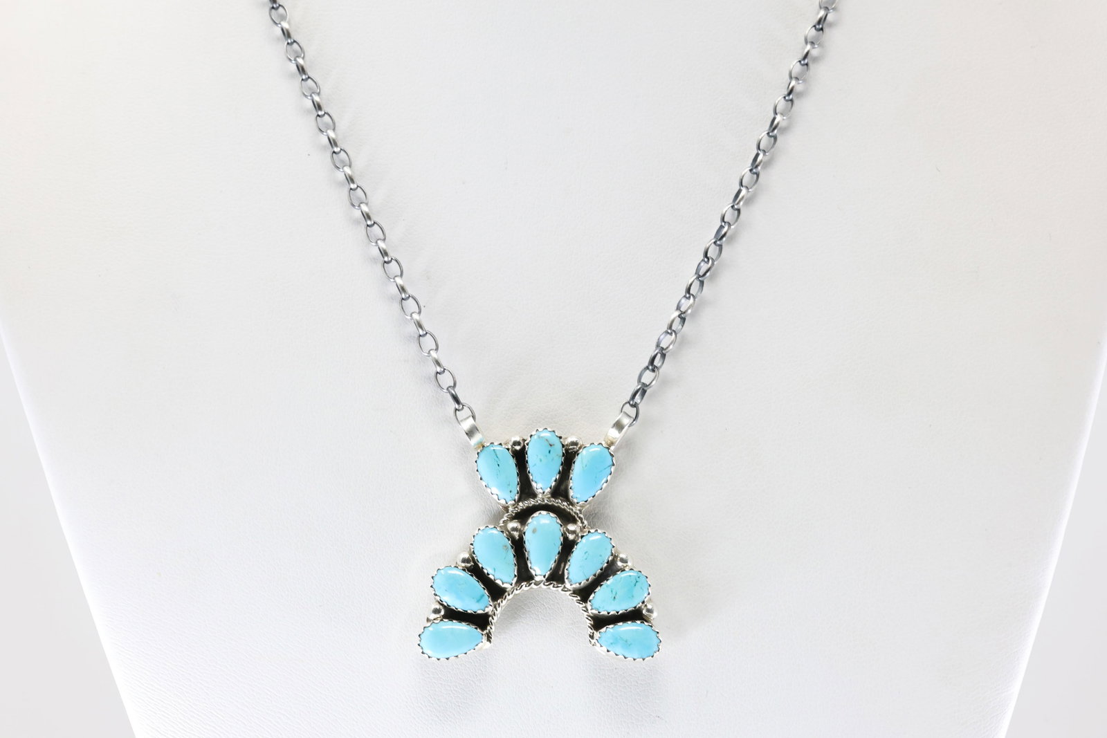 Native America Navajo Sterling Silver Kingman Turquoise Necklace By Rodney Notah.: This is a Native America Navajo Sterling Silver Kingman Turquoise Necklace By Rodney Notah. Stamp RN. Necklace Length: 16.00.
