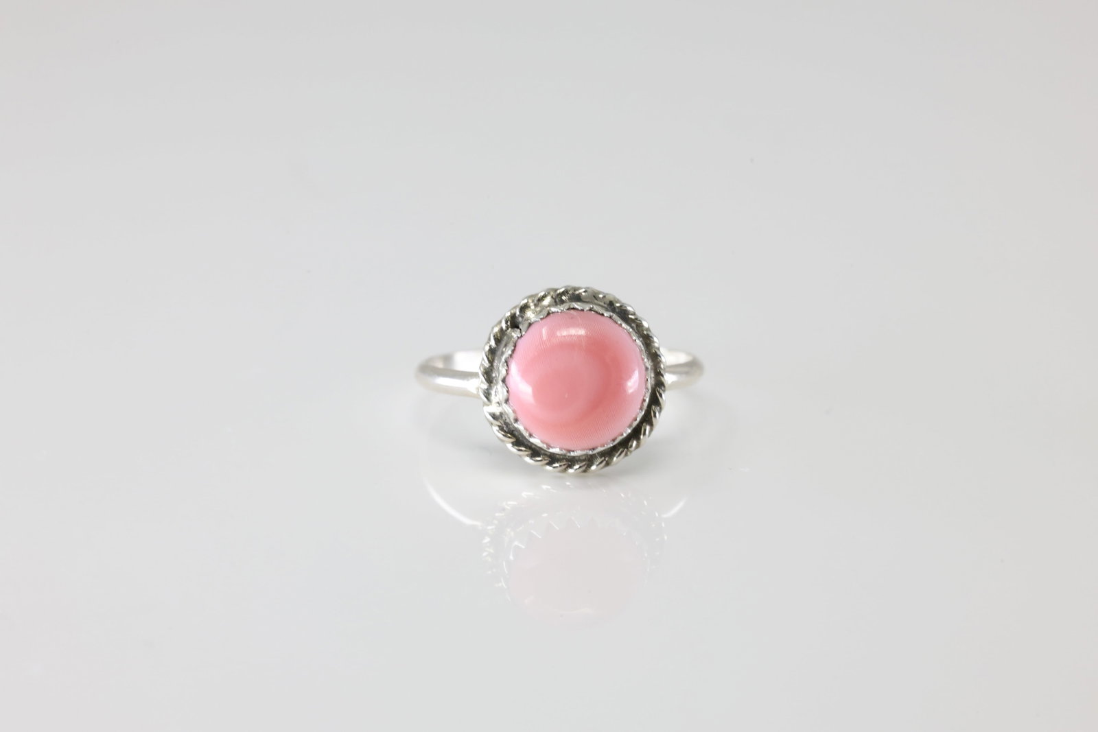 Native America Navajo Sterling Silver Kingman Turquoise Ring By Geraldine James.: This is a Native America Navajo Sterling Silver Kingman Turquoise Ring By Geraldine James. Ring size: 7.00.