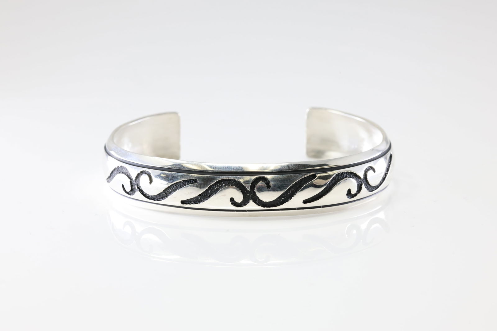 Native America Navajo Sterling Silver Solid Waves Bracelet Cuff By T/R Singer. (1 of 4)
