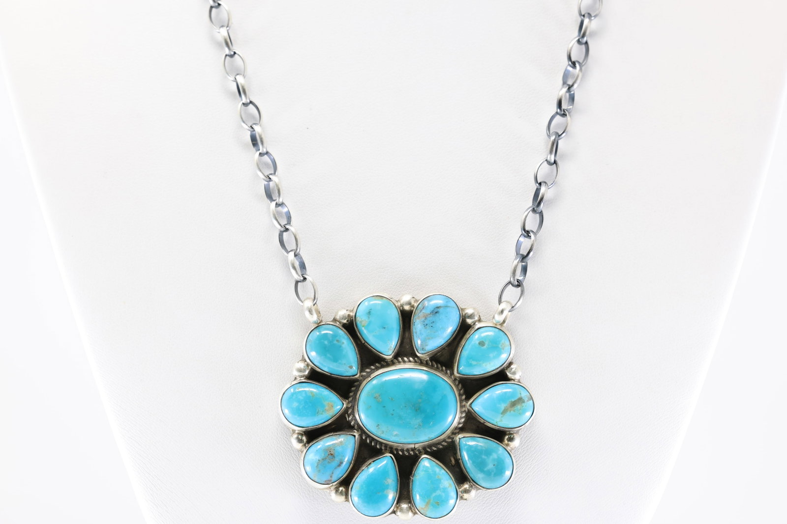 Native America Navajo Sterling Silver Kingman Turquoise Necklace By Geraldine James.: This is a Native America Navajo Sterling Silver Kingman Turquoise Necklace By Geraldine James. Necklace length: 18.00"