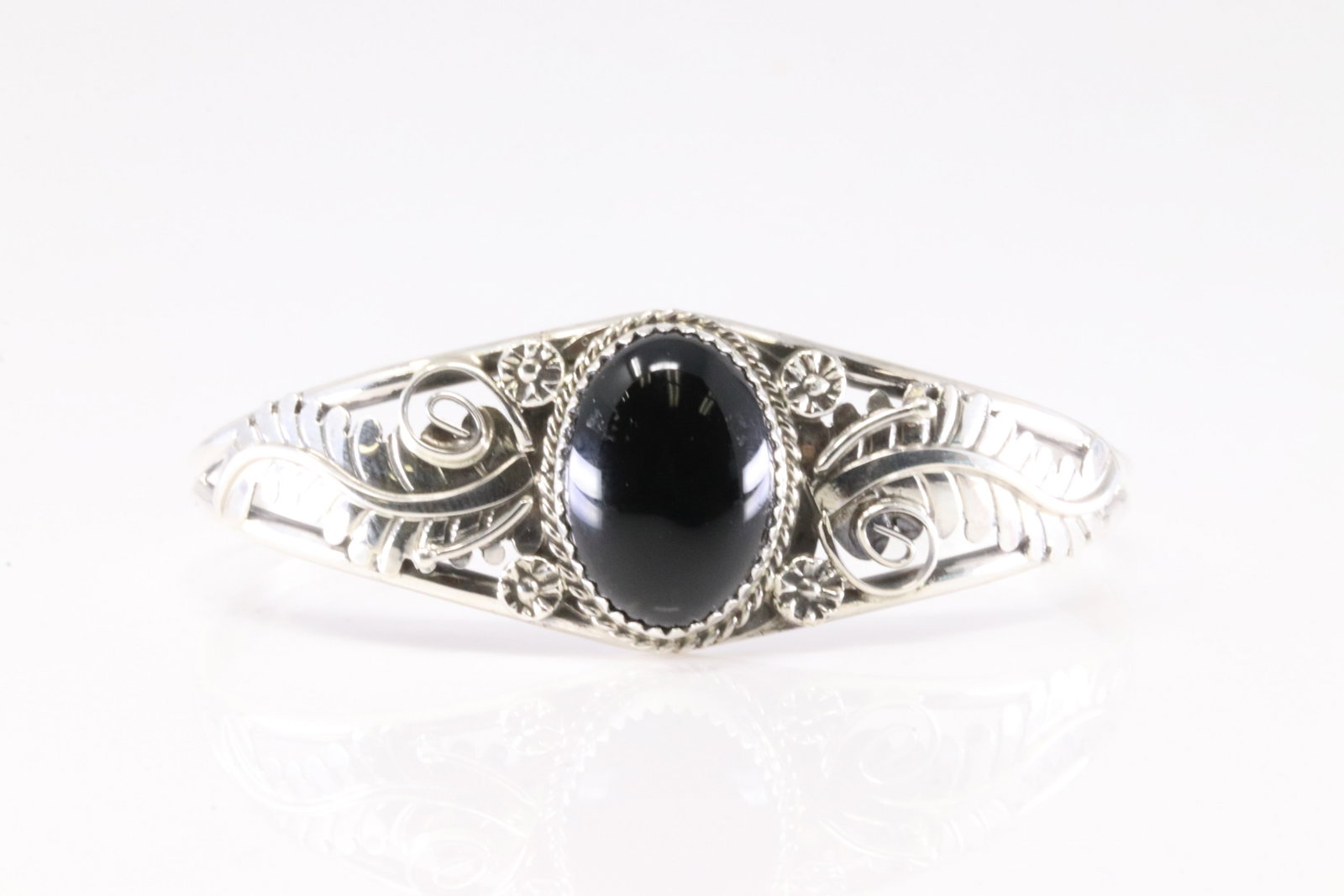 Native America Navajo Sterling Silver Black Onyx Bracelet Cuff By Y.: This is a Native America Navajo Sterling Silver Black Onyx Bracelet Cuff By Y.
