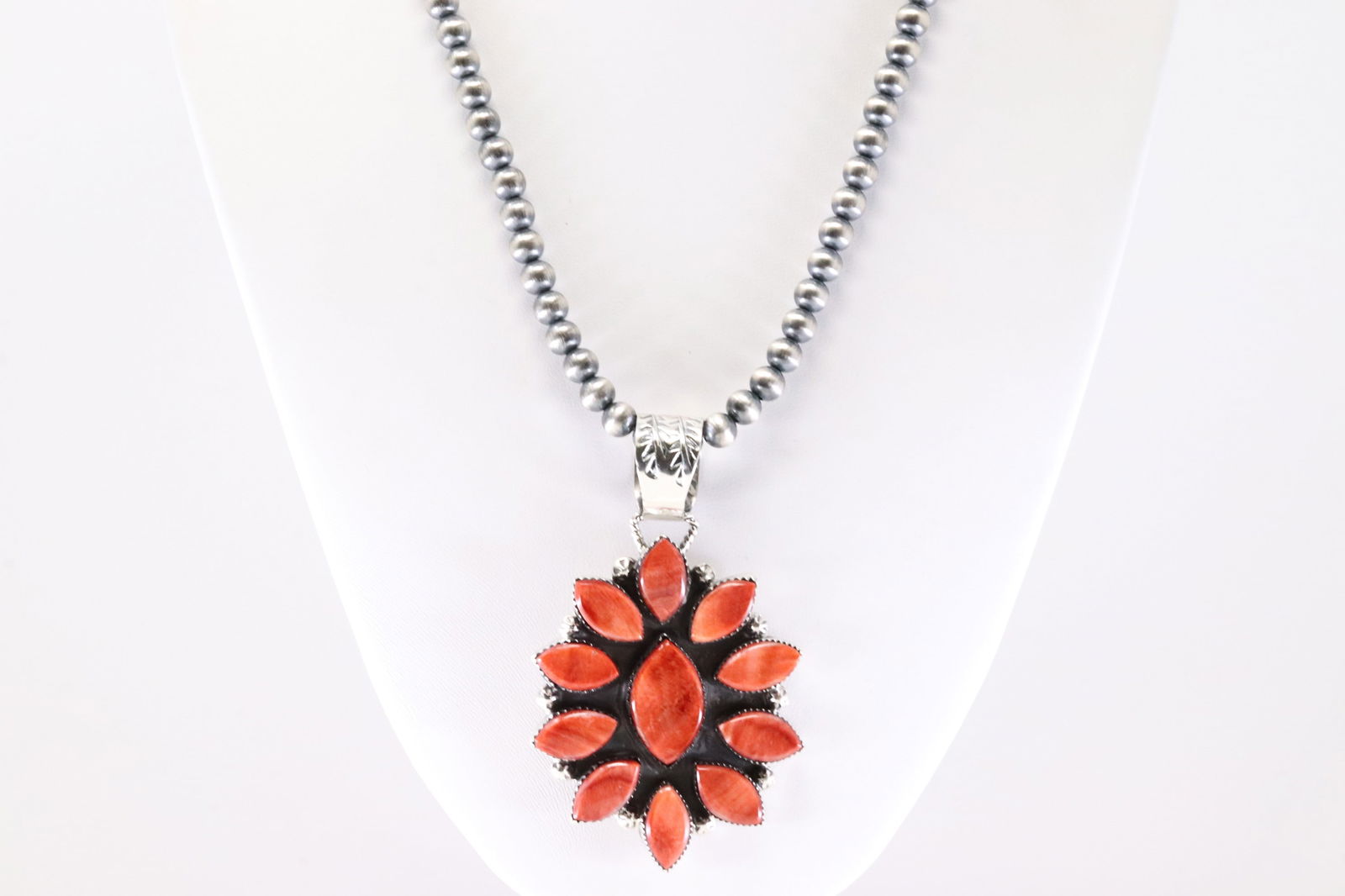 Native America Navajo Sterling Silver Spiny Oyster Pendant By SW. With Machine Made Stearling Silver: This is a Native America Navajo Sterling Silver Spiny Oyster Pendant By SW. With Machine Made Stearling Silver Pearl Beaded Necklace. Stamp SW. Necklace Length: 18.00.