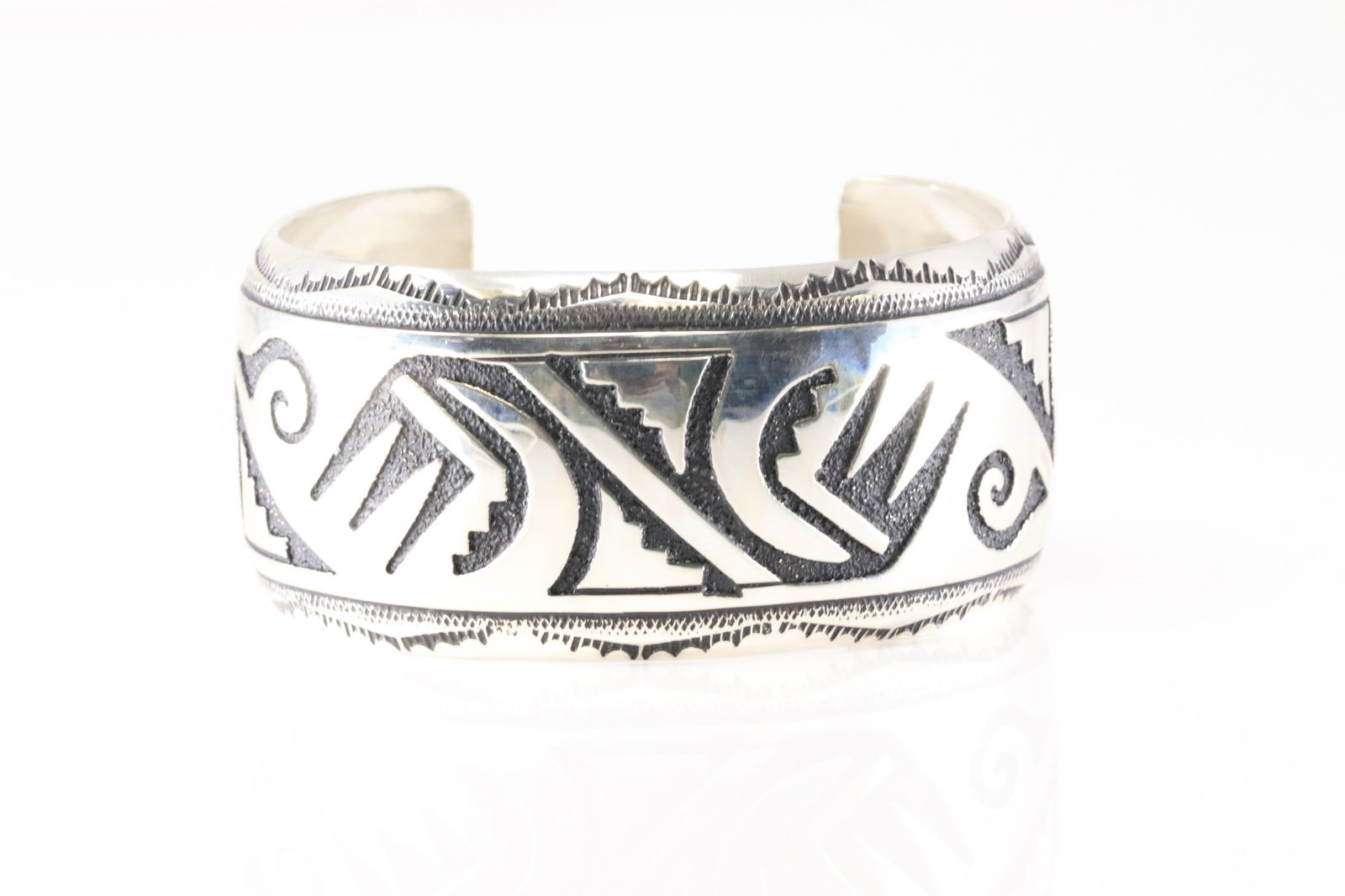 Native American Navajo Sterling Silver Solid Design Bracelet Cuff By T/R Singer. (1 of 4)