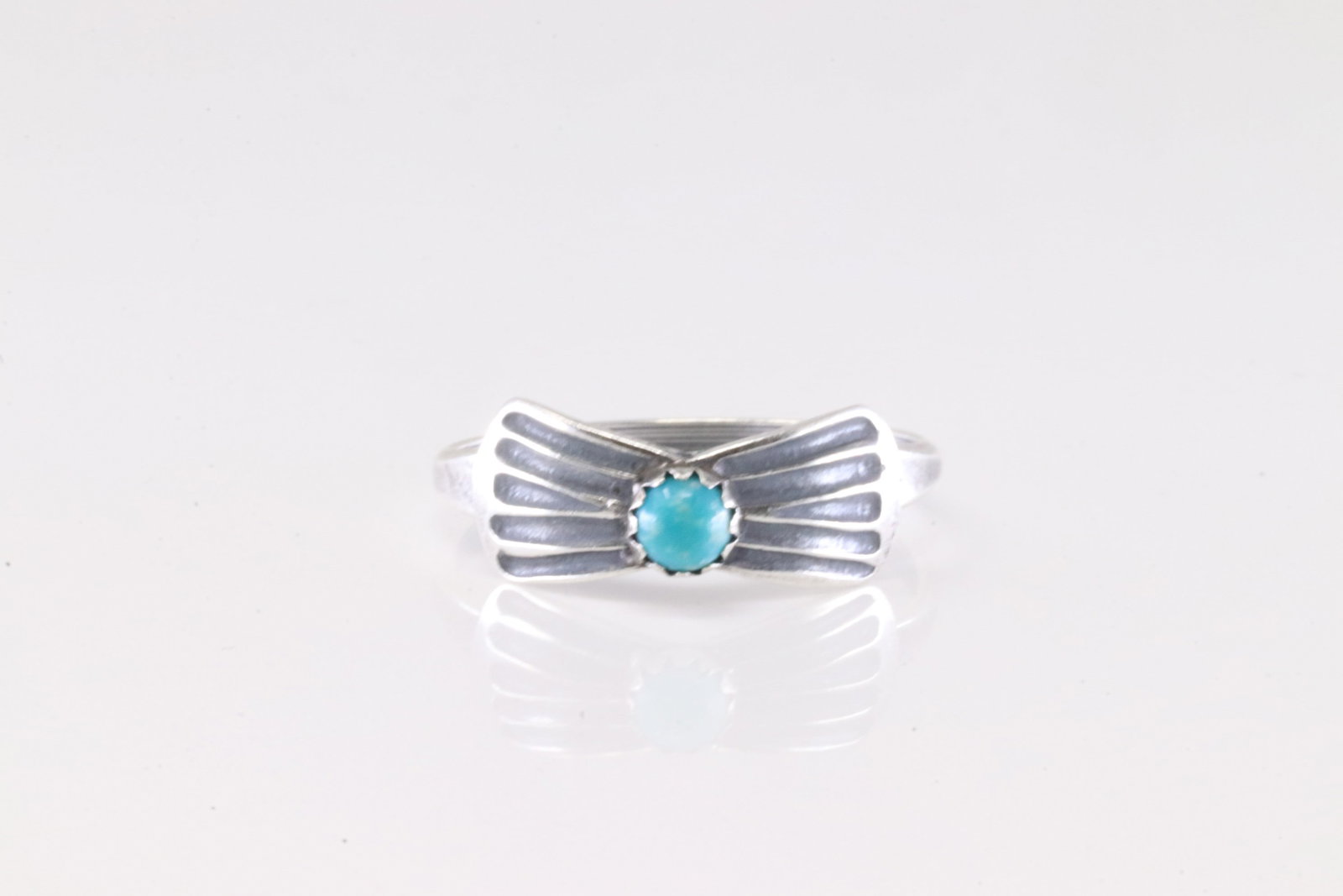America Sterling Silver Turquoise Ring.: This is a America Sterling Silver Turquoise Ring. Ring size: 9.00.