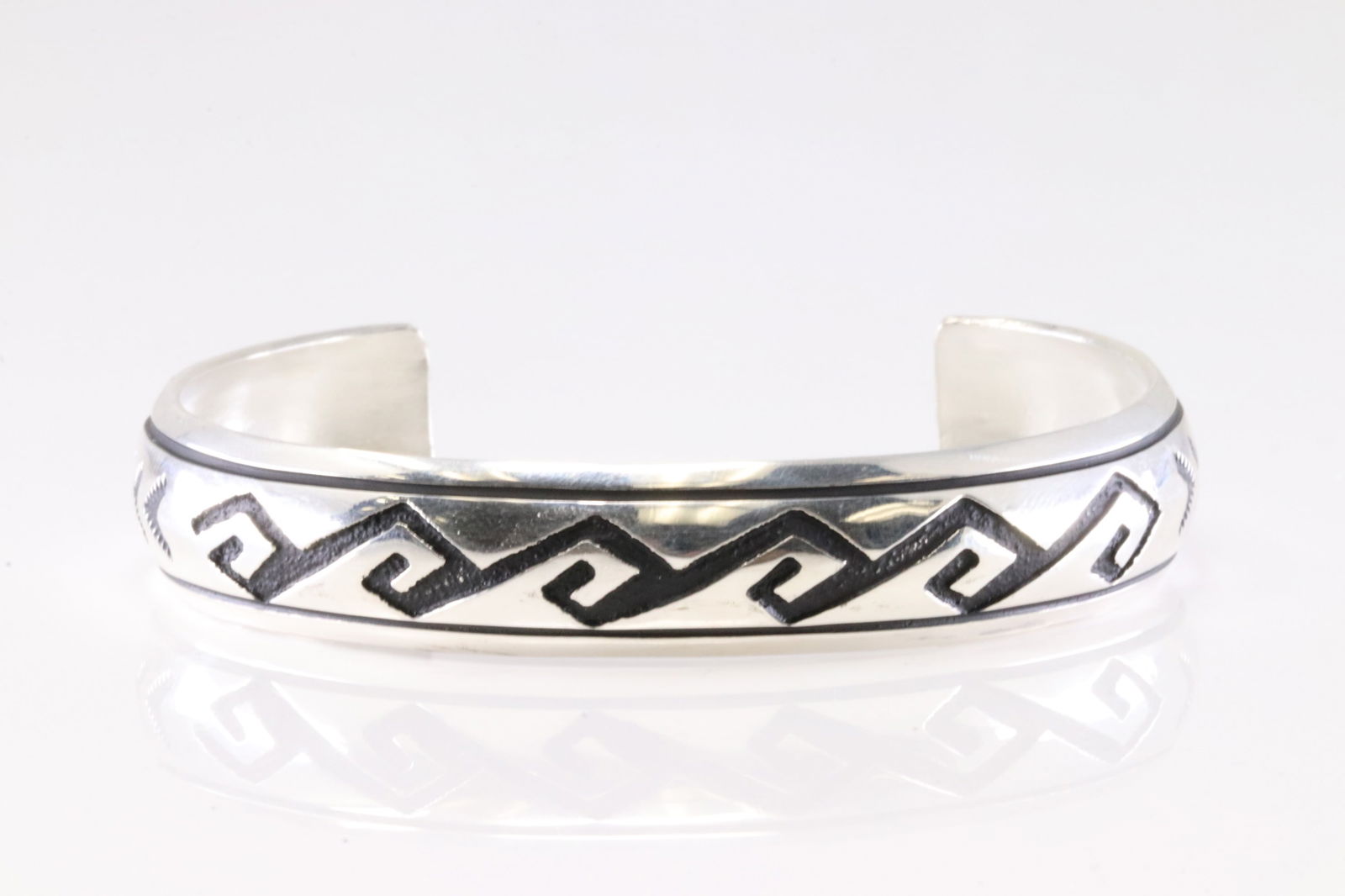 Native America Navajo Sterling Silver Design Bracelet Cuff By T&R Singer. (1 of 4)