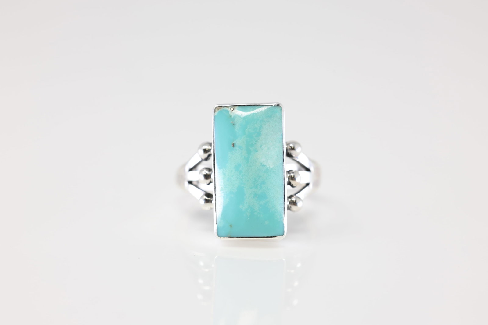 America Sterling Silver Turquoise Ring.: This is a America Sterling Silver Turquoise Ring. Ring size: 5.50.