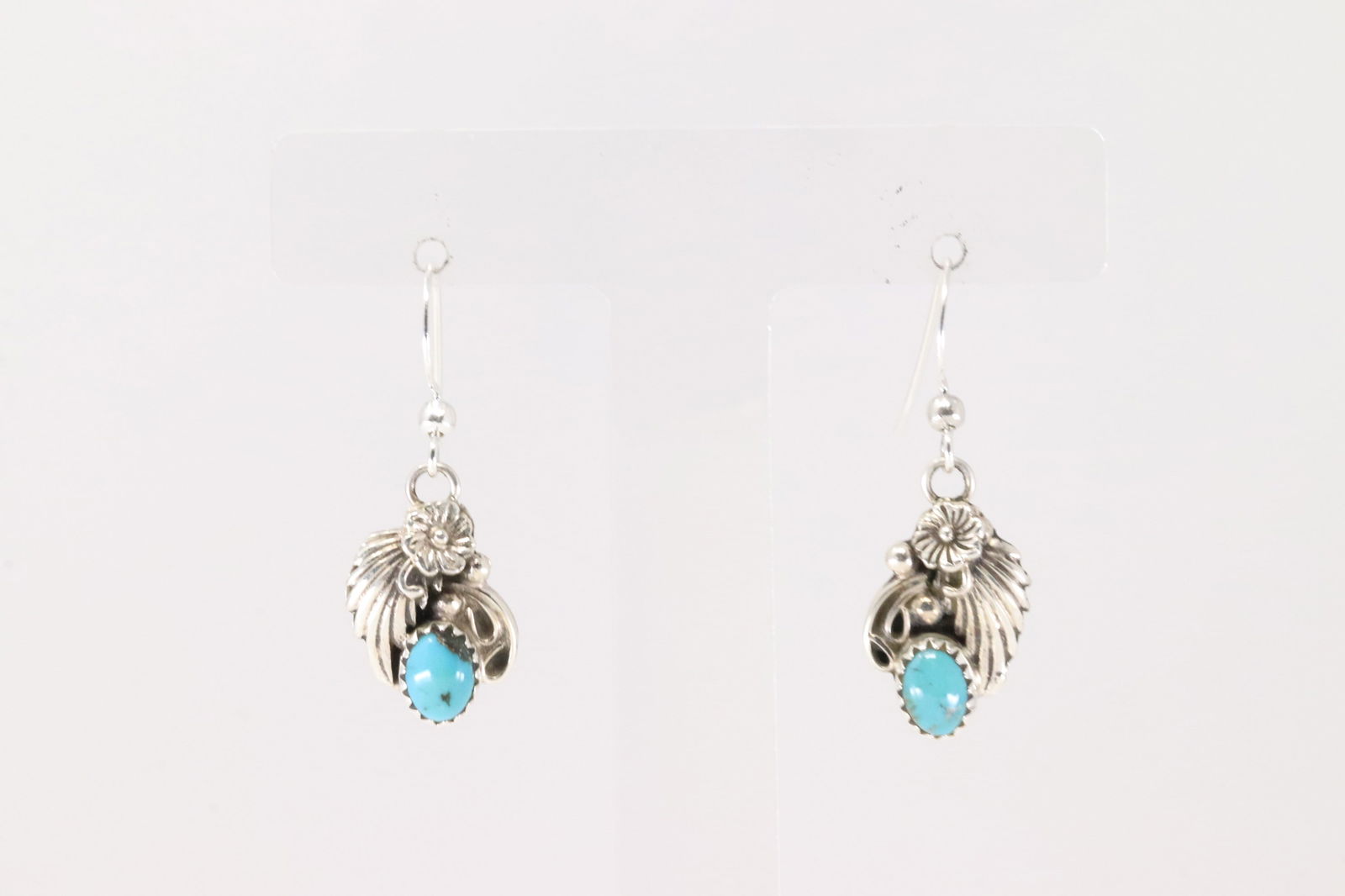 Native America Sterling Silver Kingman Turquoise Dangling Earring's.: This is a Native America Sterling Silver Kingman Turquoise Dangling Earring's.