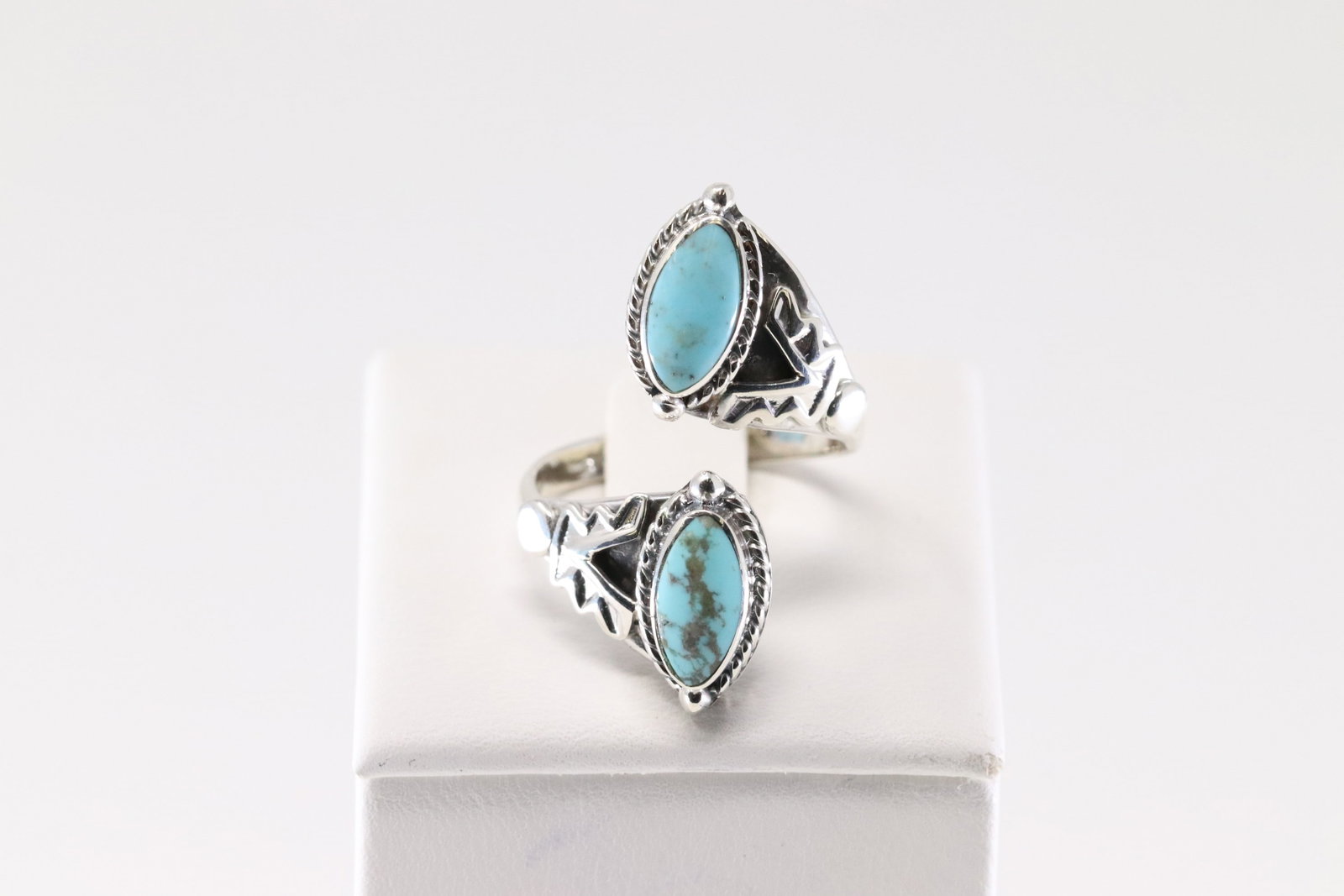Native America Sterling Silver Turquoise Ring.: This is a Native America Sterling Silver Turquoise Ring. Ring size: 9.00.