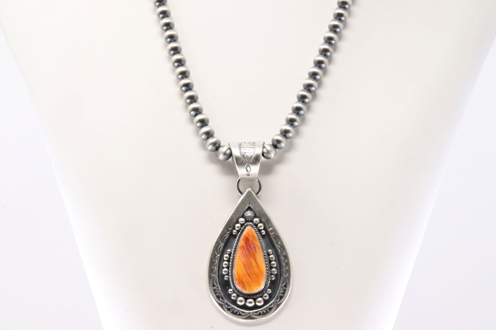 Native America Navajo Sterling Silver Spiny Oyster Pendant By Tom Lewis. With Machine Made Sterling: This is a Native America Navajo Sterling Silver Spiny Oyster Pendant By Tom Lewis. With Machine Made Sterling Silver Pearl Beaded Necklace. Necklace length: 20.00