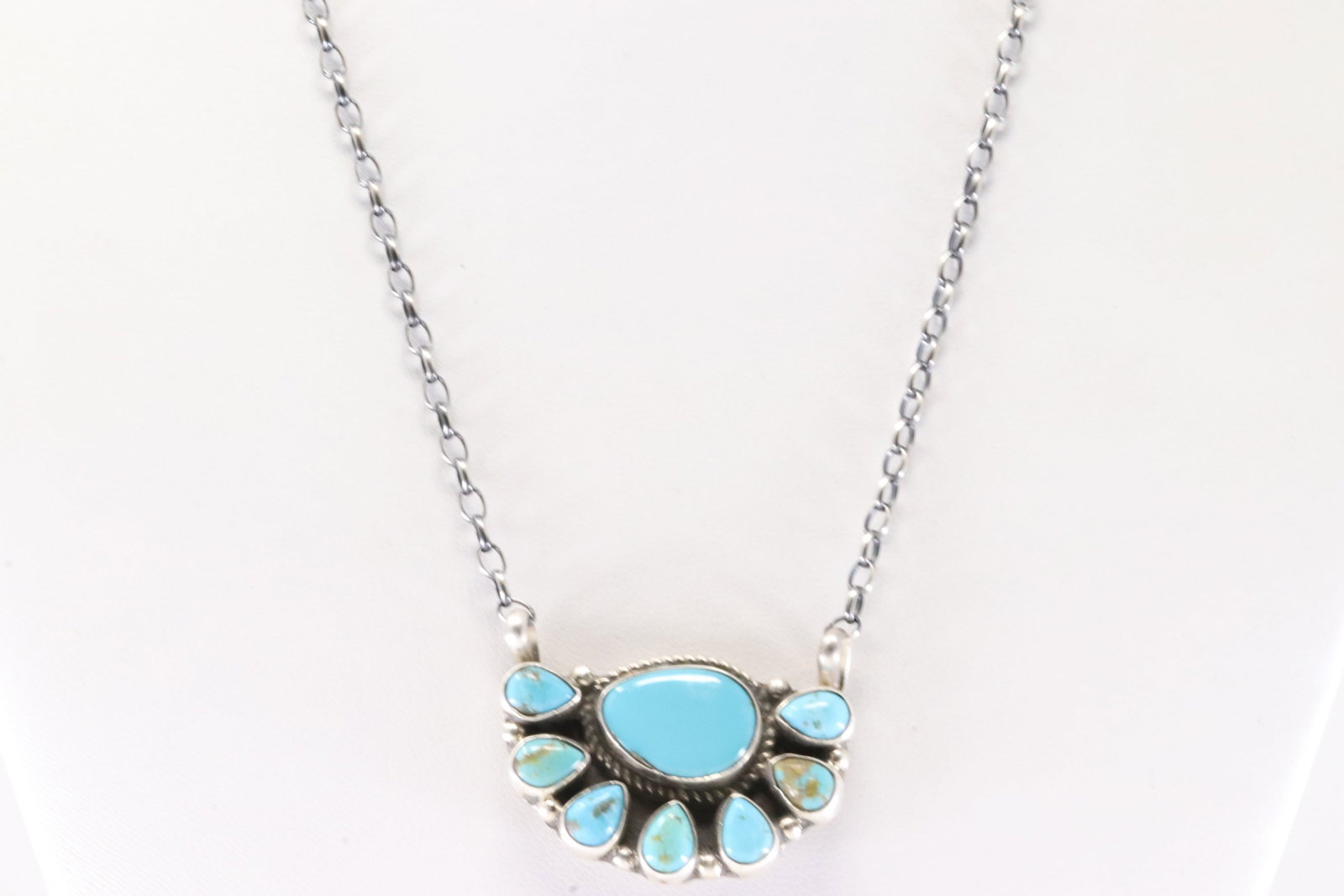 Native America Navajo Sterling Silver Kingman Turquoise Necklace By Geraldine James.: This is a Native America Navajo Sterling Silver Kingman Turquoise Necklace By Geraldine James. Necklace length: 18.00"