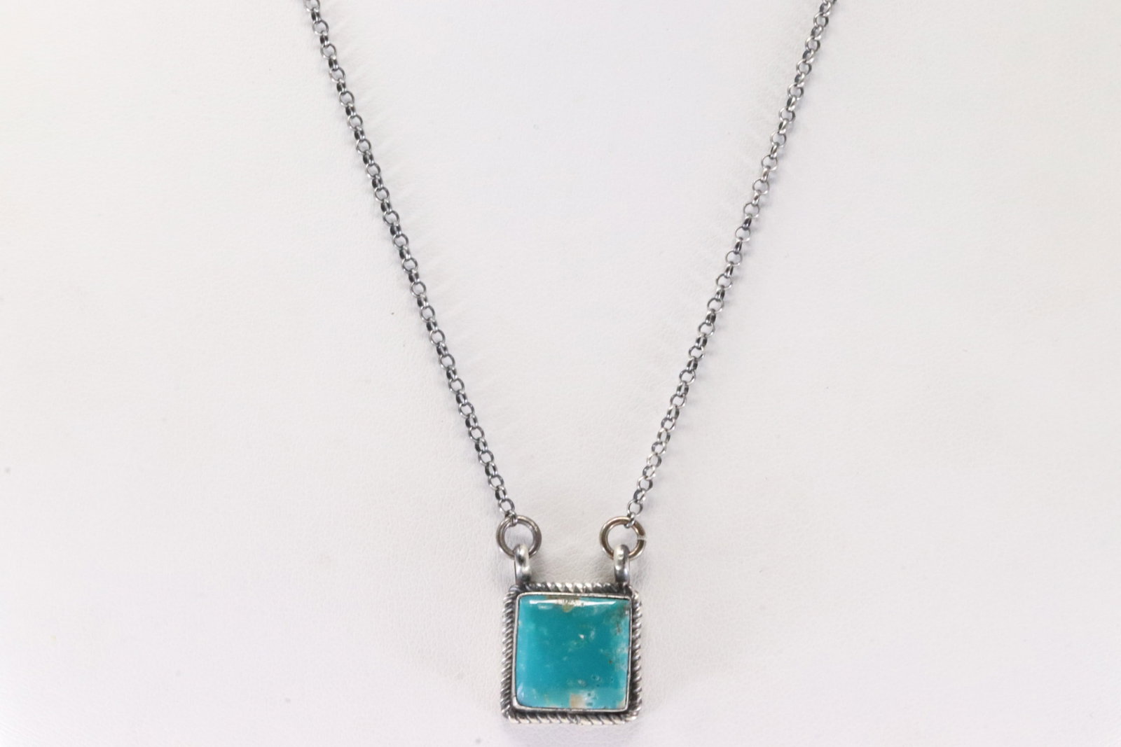 Native America Navajo Sterling Silver Kingman Turquoise Necklace By Judith Dixon.: This is a Native America Navajo Sterling Silver Kingman Turquoise Necklace By Judith Dixon. Stamp J. Necklace length: 18.00"