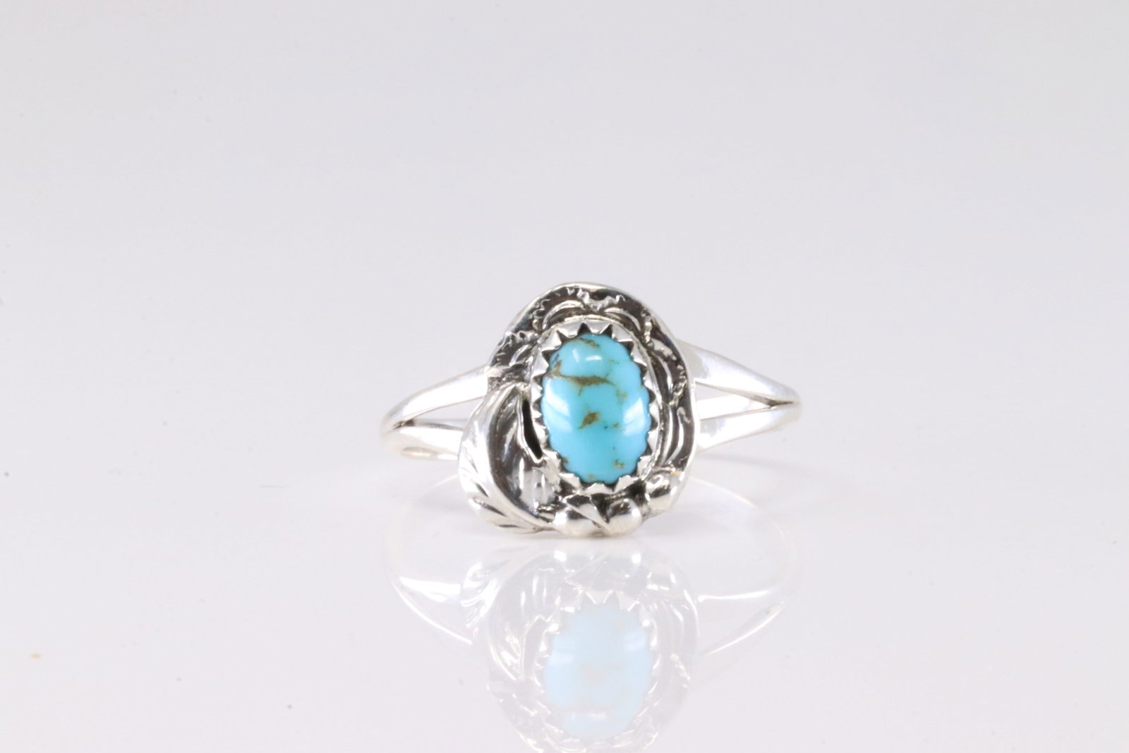America Sterling Silver Turquoise Ring.: This is a America Sterling Silver Turquoise Ring. Ring size: 6.50.