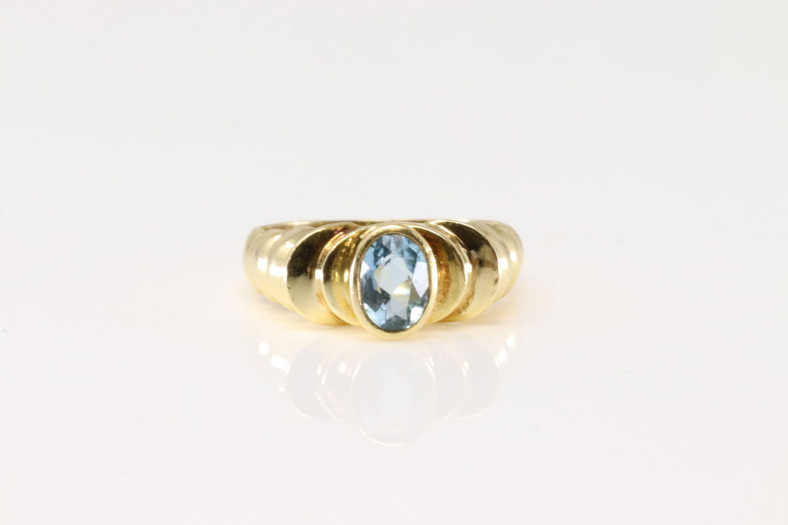 Aquamarine Ring 14Kt.: Ladies 14Kt Yellow Gold Aquamarine Ring. This Ring has Solitaire Gorgeous Aquamarine Gemstone. Ring Size: 5.50. Total Weight: 4.73. Grams.