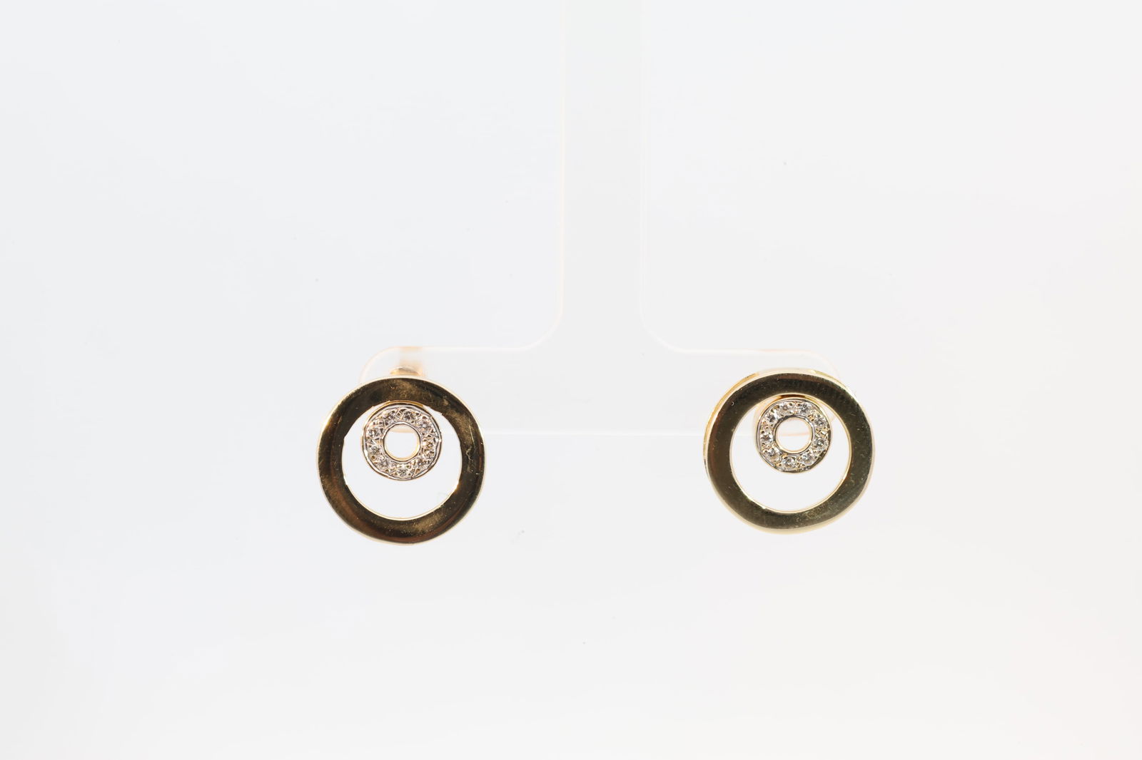 Diamond Stud Earring 14Kt.: Ladies 14Kt Yellow Gold Diamond Stud Earring. Earring's has Circle Design with 18 round Diamonds. Diamonds weight approx: 0.20ctw.Total weight: 6.30 Grams.