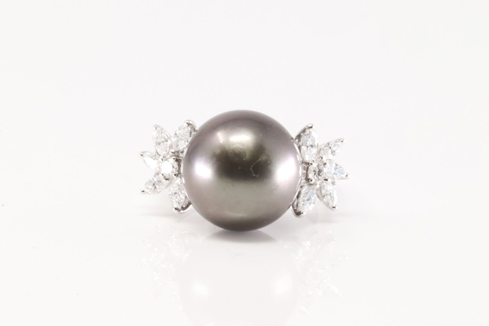 Elegant Tahitian Pearl & Diamond Ring 18Kt.: Ladies 18Kt White Gold Elegant Tahitian Pearl & Diamond Ring. This Elegant Ring has Tahitian Pearl with 14 round and 8 Marquise Diamonds. Diamonds weight approx:1.00ctw. Ring size: 6.00. Total