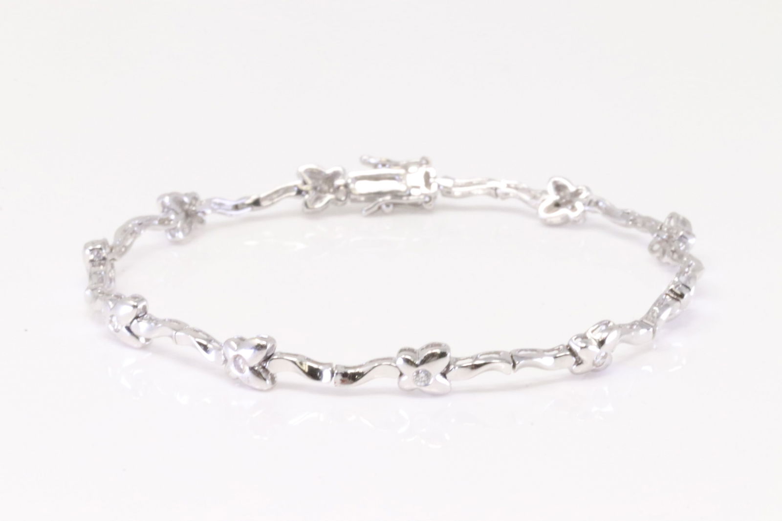 Diamond Butterfly Bracelet 18Kt.: 18Kt White Gold Diamond Butterfly Bracelet. Bracelet has Butterfly Design with 10 round Diamonds. Diamonds weight: 0.23ctw. Bracelet length: 7.00" Total weight: 8.80 Grams.