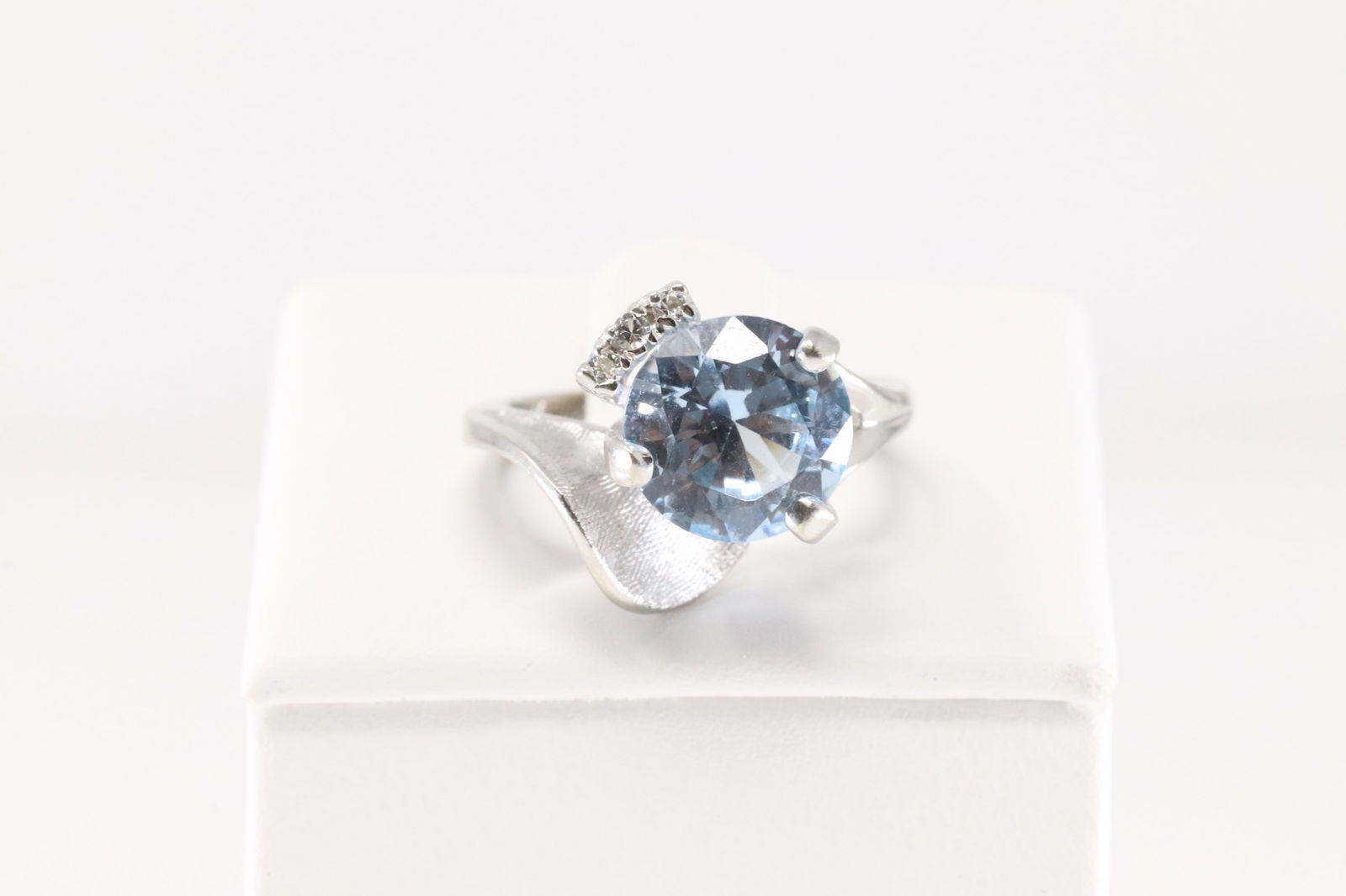Aquamarine & Diamond Ring 10Kt.: Ladies 10Kt White Gold Aquamarine & Diamond Ring. This Elegant Ring has Aquamarine Gemstone on the center with 3 Sparkling Diamonds to the side.Ring size: 6.00. Total weight: 4.80 Grams.