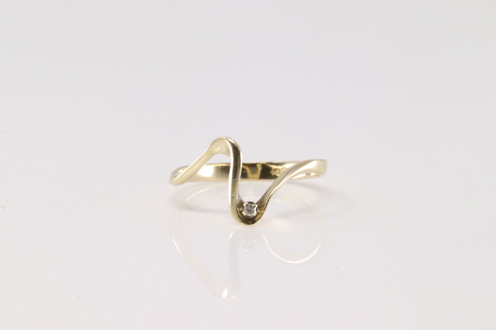 Diamond Ring 14Kt.: Ladies 14Kt Yellow Gold Diamond Ring. This Charming Ring has Malabar Desing with Solitaire Diamond. Ring size: 7.00.