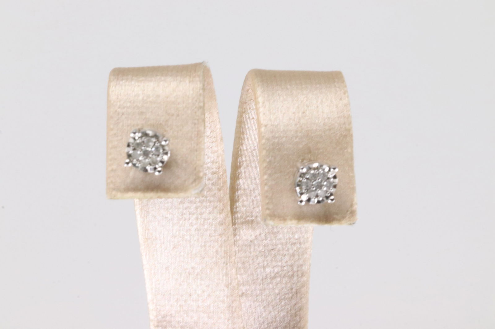 Diamond Stud Earring 10Kt.: Ladies 10kt White Gold Diamond Stud Earring. This Earring's Have Sparkling Diamonds. Diamond Weight: 0.10ctw.