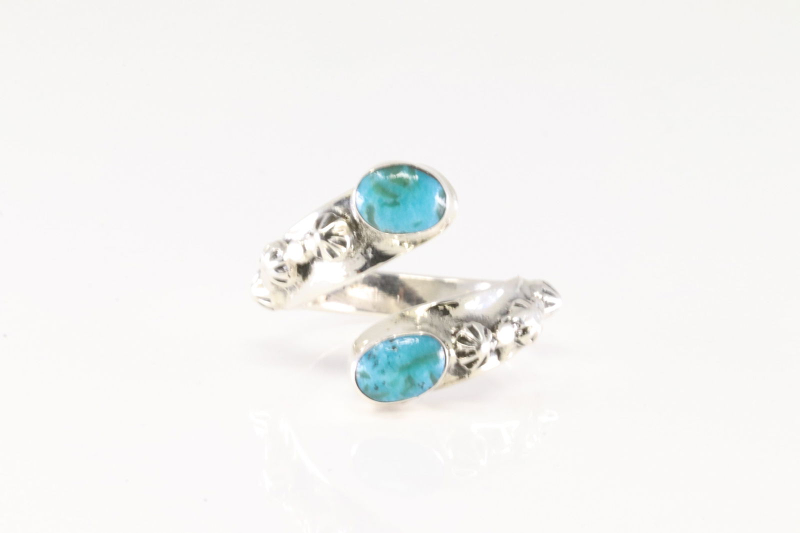 America Sterling Silver Turquoise Ring.: This is a America Sterling Silver Turquoise Ring. Ring size: 8.00.