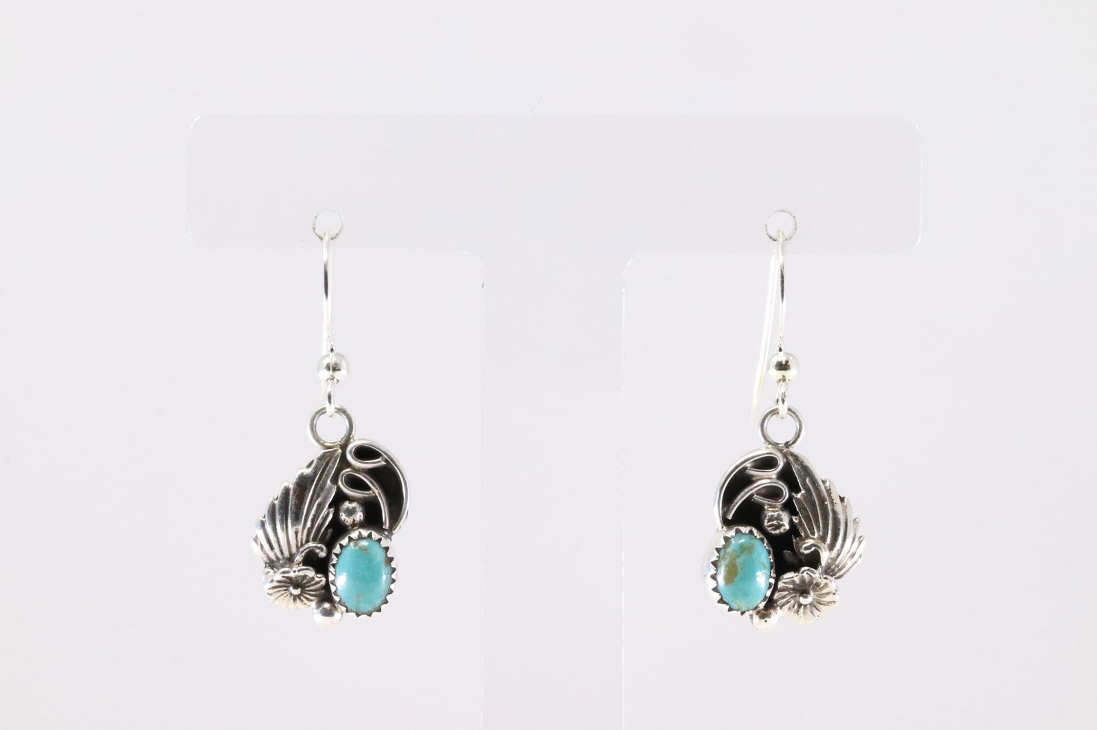 Native America Sterling Silver Kingman Turquoise Dangling Earring's.: This is a Native America Sterling Silver Kingman Turquoise Dangling Earring's.