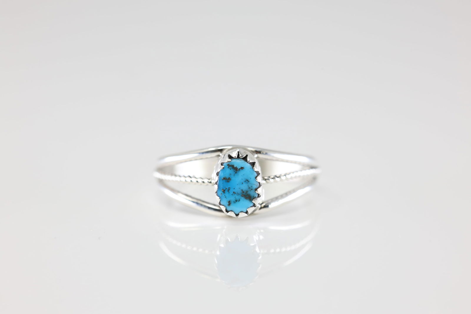 America Sterling Silver Turquoise Ring.: This is a America Sterling Silver Turquoise Ring. Ring size: 7.00.