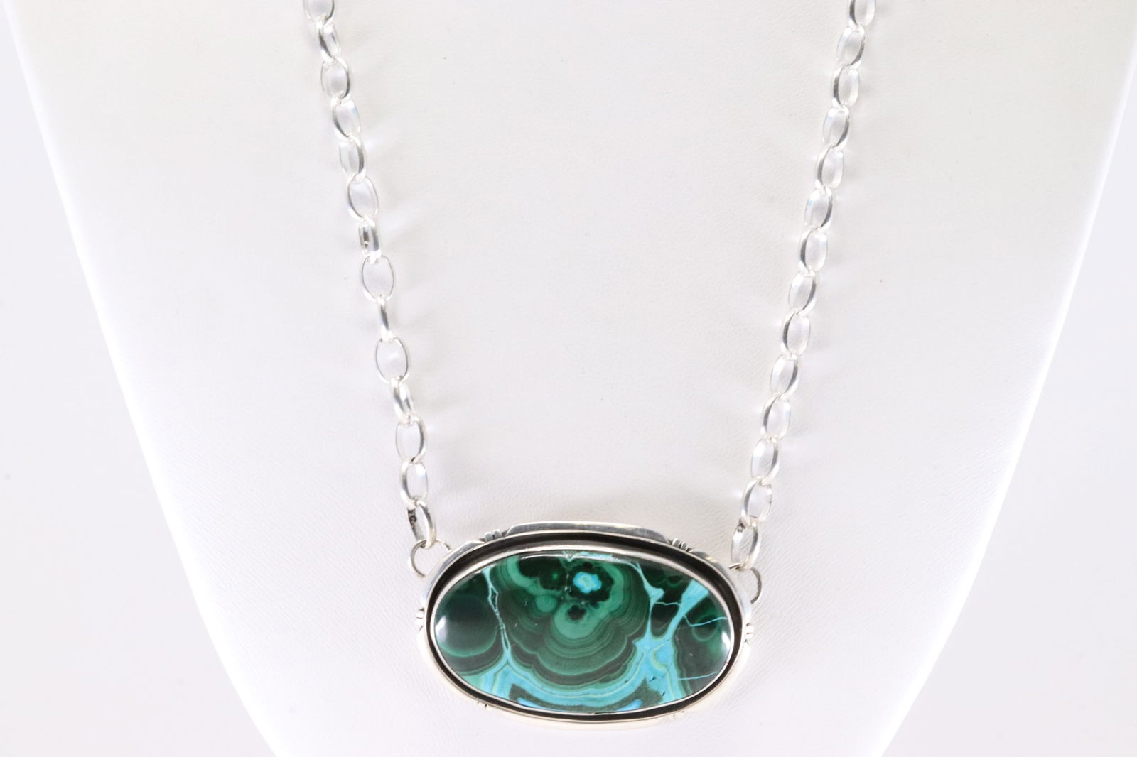 Native America Navajo Sterling Silver Malachite Stone Necklace By R.T.: This is a Native America Navajo Sterling Silver Malachite Stone Necklace By R.T. Stamp R.Tom. Necklace length: 20.00"