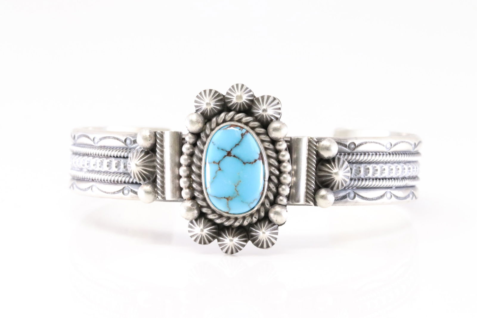 Native America Navajo Sterling Silver Kingman Turquoise Bracelet Cuff By Micahel Calladitto.: This is a Native America Navajo Sterling Silver Kingman Turquoise Bracelet Cuff By Micahel Calladitto. Total weight: 52.20 Grams.