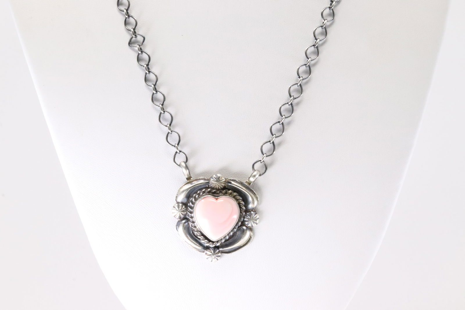 Native America Navajo Sterling Silver Pink Conch Necklace By J.J.: This is a Native America Navajo Sterling Silver Pink Conch Necklace By J.J. Stamp J.J.J. Necklace Length: 18.00.