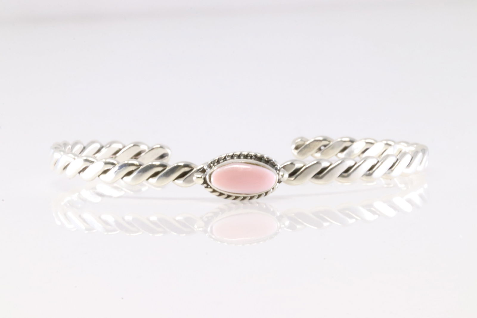 America Sterling Silver Pink Conch Shell Bracelet Cuff.: This is a America Sterling Silver Pink Conch Shell Bracelet Cuff.