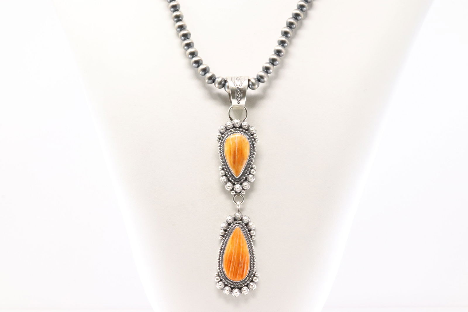 Native America Navajo Sterling Silver Spiny Oyster Pendent By Tom Lewis With None Navajo Stearling: This is a Native America Navajo Sterling Silver Spiny Oyster Pendent By Tom Lewis With None Navajo Stearling Silver Pearl Beaded Machine Made Necklace. Stamp Tom Lewis. Necklace Length: 20.00.