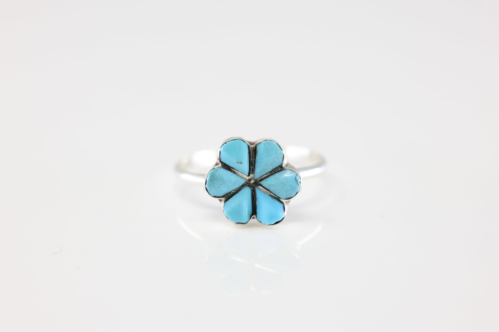 America Sterling Silver Turquoise Ring.: This is a America Sterling Silver Turquoise Ring. Ring size: 6.75.