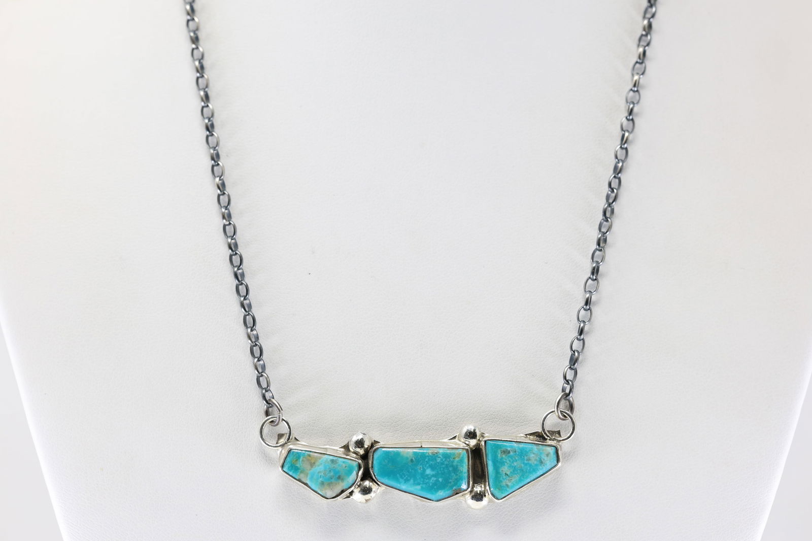 Native America Zuni Sterling Silver Kingman Turquoise Necklace By Jude Candelaria.: This is a Native America Zuni Sterling Silver Kingman Turquoise Necklace By Jude Candelaria. Necklace length: 18.00"