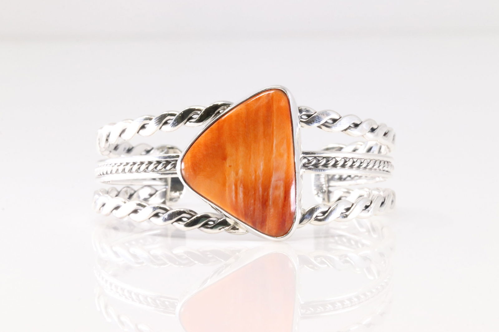 Native America Navajo Sterling Silver Spiny Oyster Bracelet Cuff By Roy Tom.: This is a Native America Navajo Sterling Silver Spiny Oyster Bracelet Cuff By Roy Tom. Stamp T. Benally.